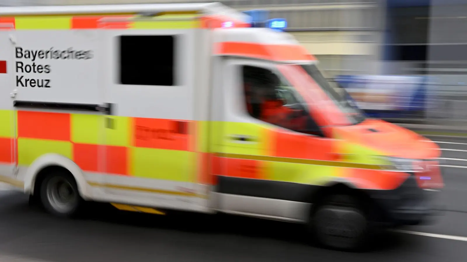 Sanitäter bringen alle drei in eine Klinik. (Symbolbild) (Foto: Peter Kneffel/dpa)