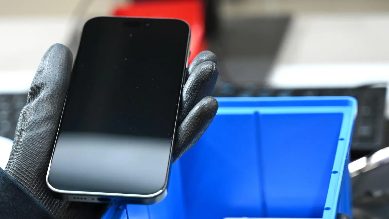 Ein gebrauchtes Smartphone wird generalüberholt und für den Wiederverkauf flottgemacht. (Symbolbild) (Foto: Elisa Schu/dpa)