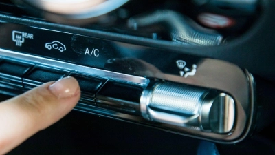 Klimaanlage: Ja. Arktis-Modus: lieber nicht. Als Wohlfühltemperatur gelten 22 bis 25 Grad – zu viel Unterschied zur Außentemperatur kann zu Kreislaufproblemen führen. (Foto: Christin Klose/dpa-tmn)