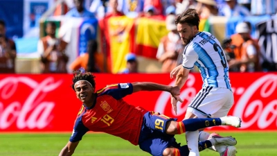 In den Live-Bildern der Fußball-WM 2026 sind Zuschauer einer Analyse zufolge regelrecht mit Werbung für potenziell gesundheitsschädliche oder finanziell riskante Produkte überschwemmt worden. (Archivbild) (Foto: Tom Weller/dpa)