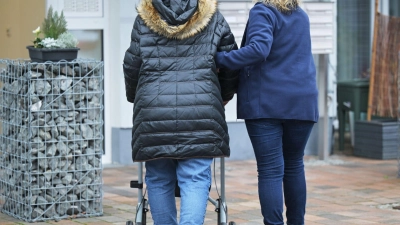 Für die Pflege- und Krankenkassen soll laut Anklage ein Schaden von 446.000 Euro entstanden sein. (Symbolbild) (Foto: Michael Bahlo/dpa)