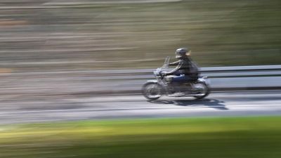 Am Samstag ereignete sich bei Obernbibert ein schwerer Motorradunfall. (Symbolbild: Arne Dedert/dpa)