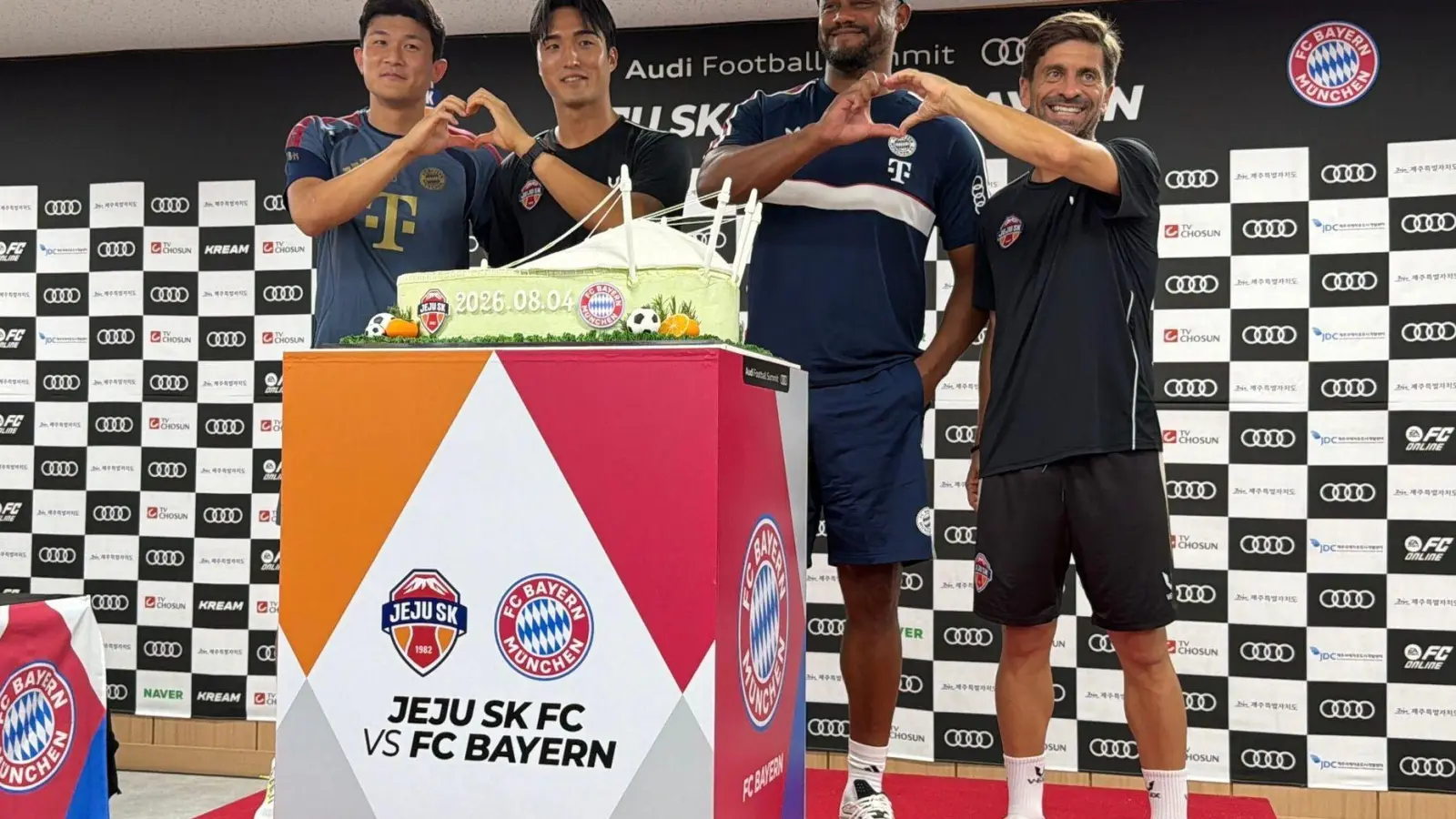 Ein Kuchen als Geschenk für Kompany &amp; Co.  (Foto: Christian Kunz/dpa)
