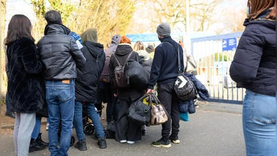 Noch immer kommen Geflüchtete auch im Landkreis Neustadt/Aisch-Bad Windsheim an. Die Burghaslacher Räte lehnten nun allerdings einen Bauantrag für eine Unterkunft ab. (Foto: Jonas Walzberg/dpa)