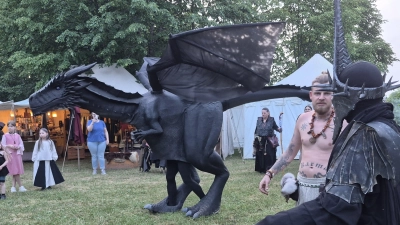 Spezielles Mittelalter-Maskottchen: Der Drache Nimra war während der Markttage ein ständiger Hingucker. (Foto: Margit Schwandt)