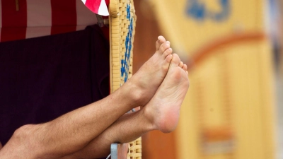 Endlich mal die Füße hochlegen: Selbstständige und Freiberufler müssen oft viel organisieren, bevor sie sich in eine Auszeit verabschieden können. (Foto: Jens Büttner/dpa-Zentralbild/dpa-tmn)