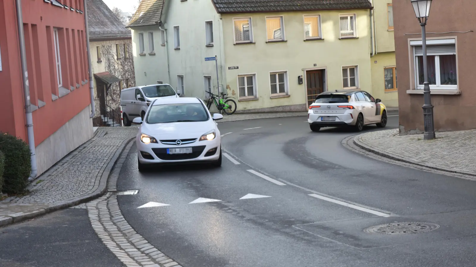 Haifischzähne befinden sich an mehreren Stellen auf der Ludwigstraße in Neustadt. Dieses Zeichen hebt hier eine Wartepflicht aufgrund der Rechts-vor-links-Regelung hervor. (Foto: Anita Dlugoß)