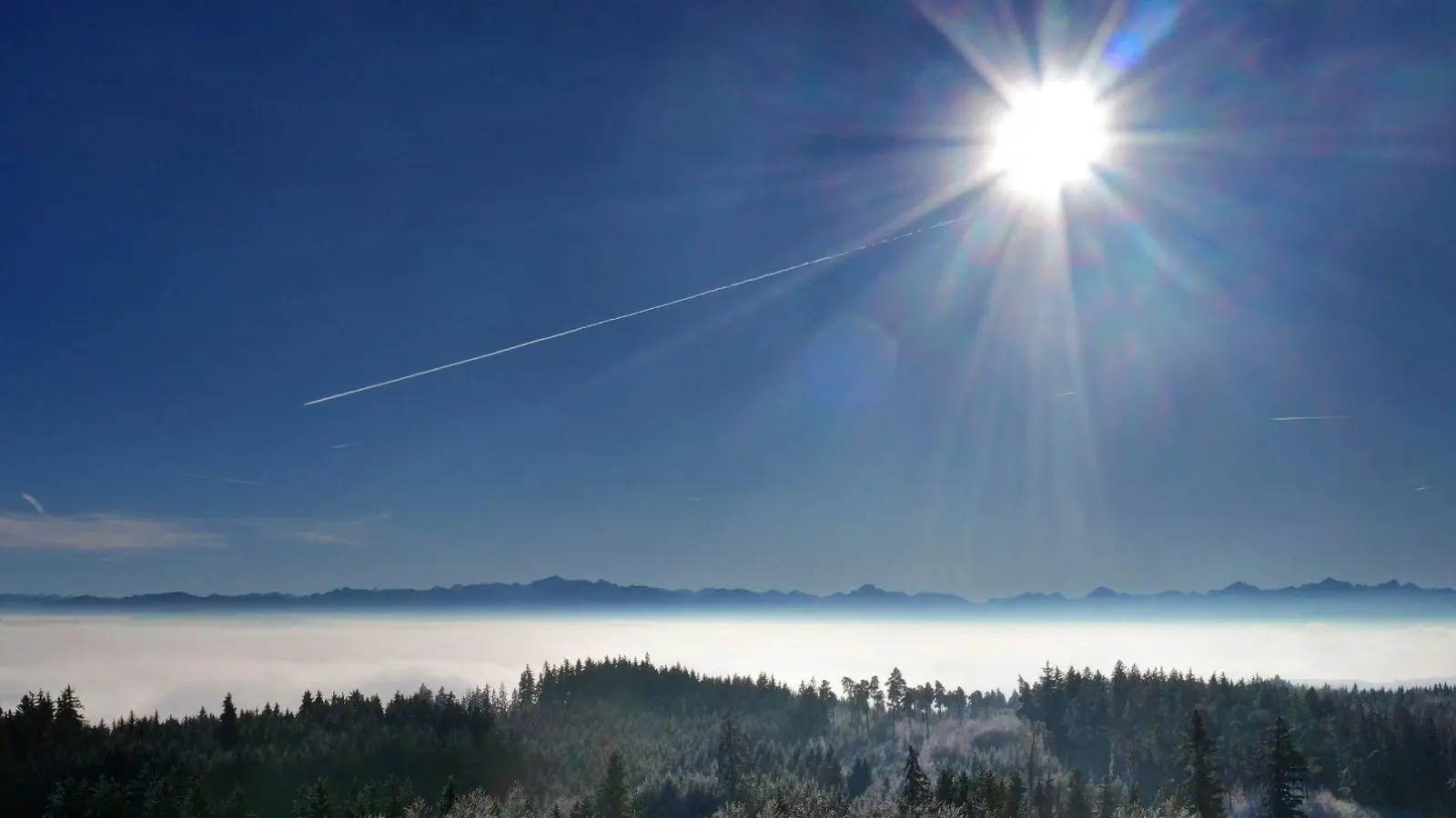 Laut einer vorläufigen Auswertung des DWD geht 2025 als eines der fünf sonnigsten Jahre seit 1951 in die Bilanz ein. (Archivbild) (Foto: Karl-Josef Hildenbrand/dpa)