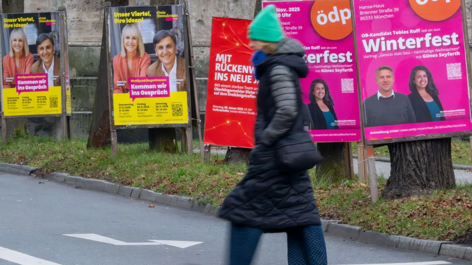 Vielerorts sind die Straßen schon mit Wahlplakaten gesäumt - auch wenn die Kommunalwahl erst am 8. März 2026 stattfindet. (Foto: Peter Kneffel/dpa)