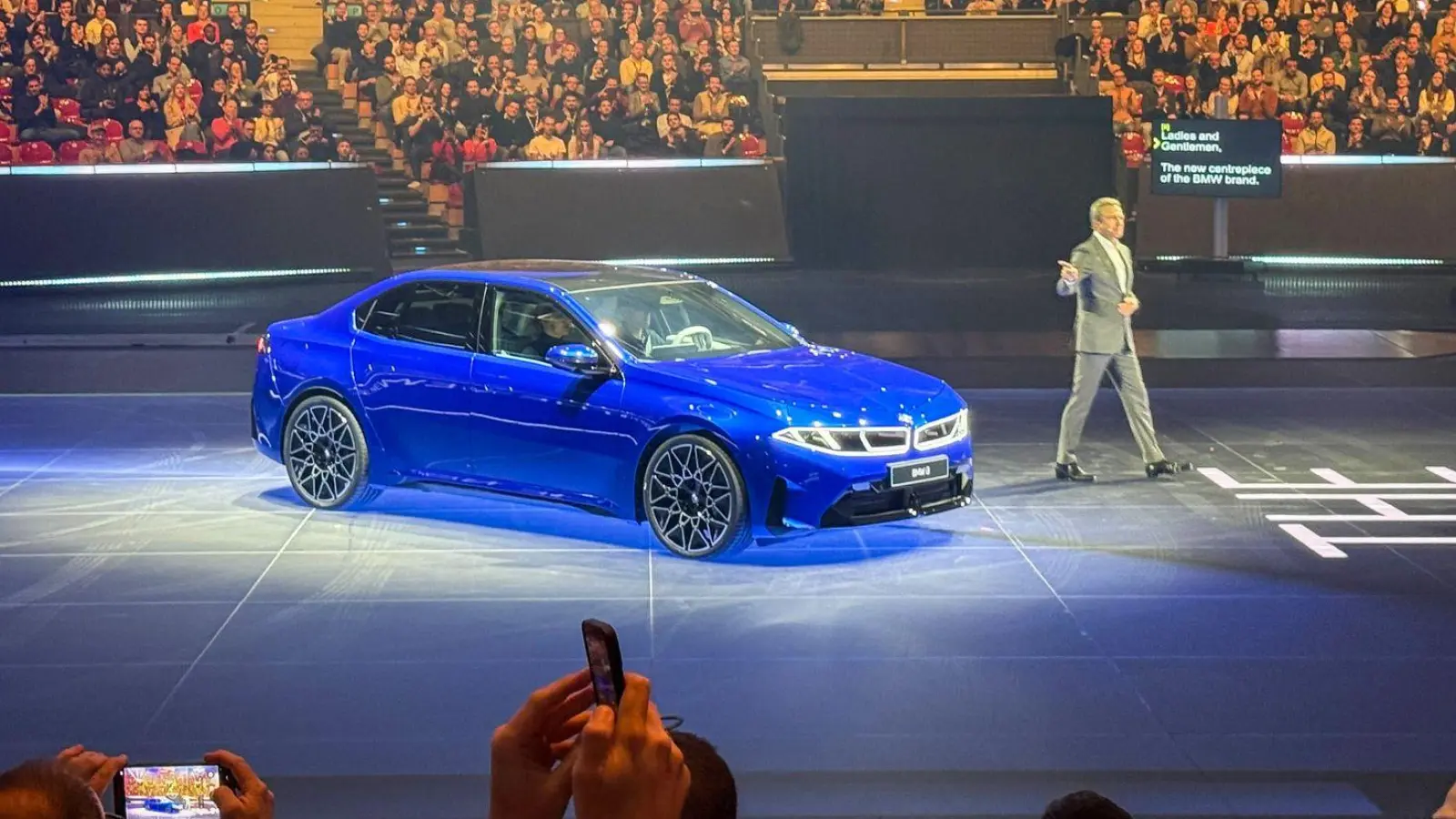 Leistungsstark und effizient: BMW-Chef Oliver Zipse präsentiert den neuen vollelektrischen BMW i3 bei seiner Premiere in München. (Foto: Christof Rührmair/dpa-tmn)