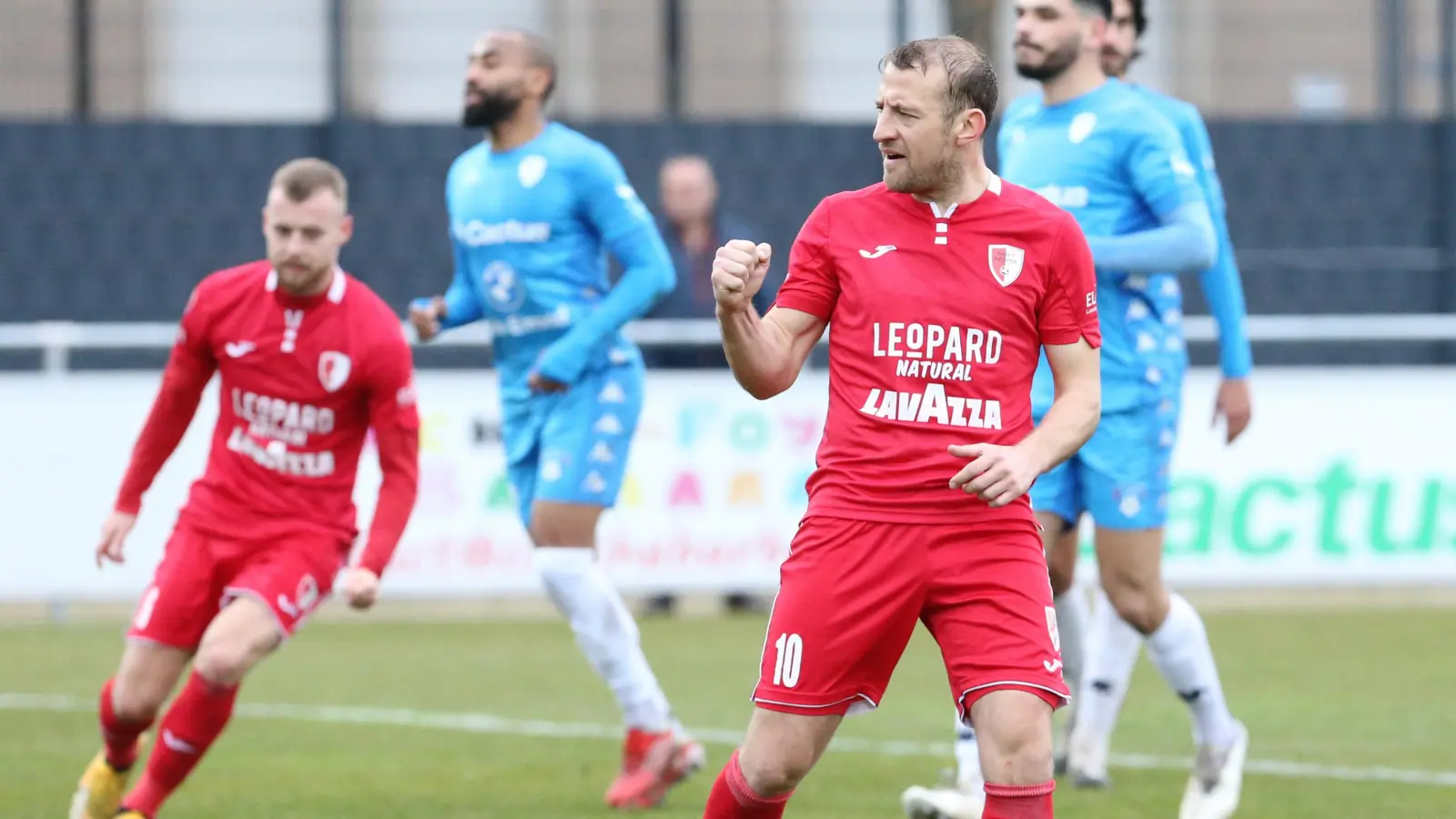 Dominik Stolz hat mal wieder ein Tor geschossen, hier per Strafstoß im Spiel gegen RFC Union Luxemburg. (Foto: Albert Krier)