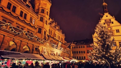 Der Weihnachtsmarkt in Rothenburg ist unter anderem wegen seiner mittelalterlichen Kulisse einer der beliebtesten Adventsmärkte in Deutschland. (Archivbild: Jürgen Binder)