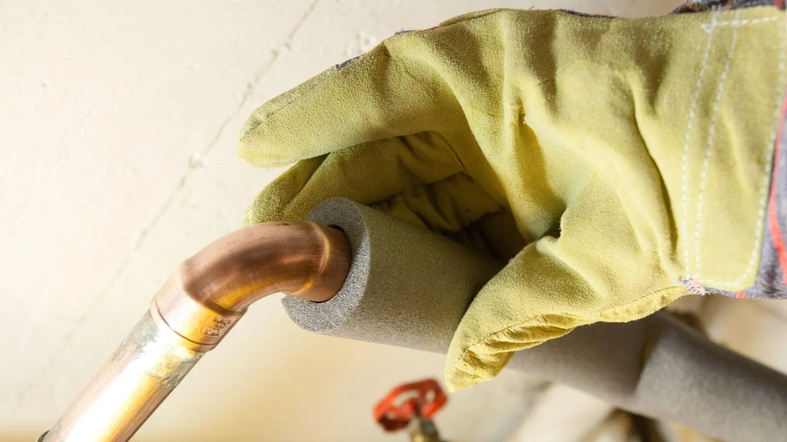 Sparpotenzial nutzen: Heizungsrohre dämmen und so Wärmeverluste clever vermeiden. (Foto: Kai Remmers/dpa-tmn)