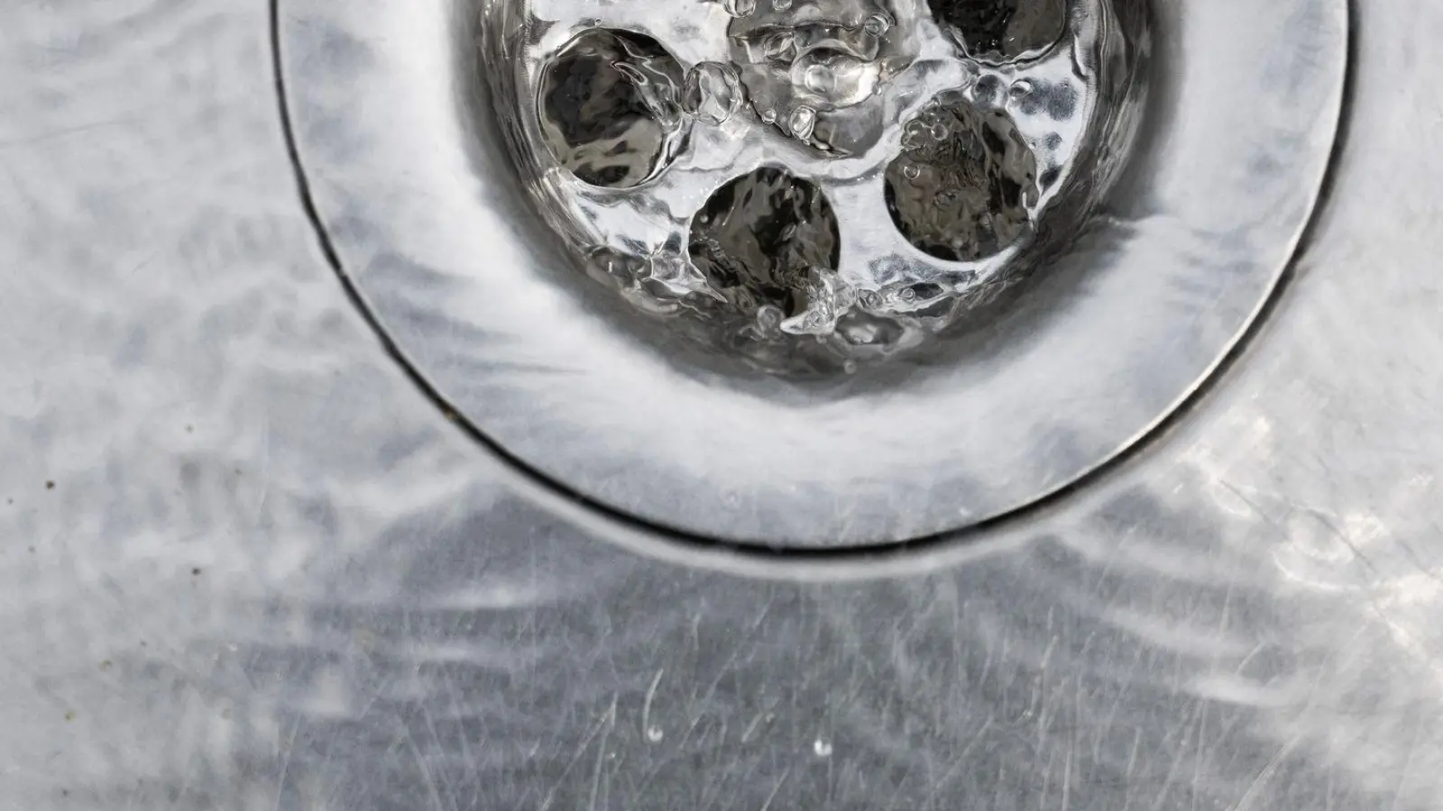 Einfach das Wasser laufenlassen - oft hilft das schon, wenn aus dem Abfluss unangenehme Gerüche aufsteigen.  (Foto: Sebastian Gollnow/dpa)