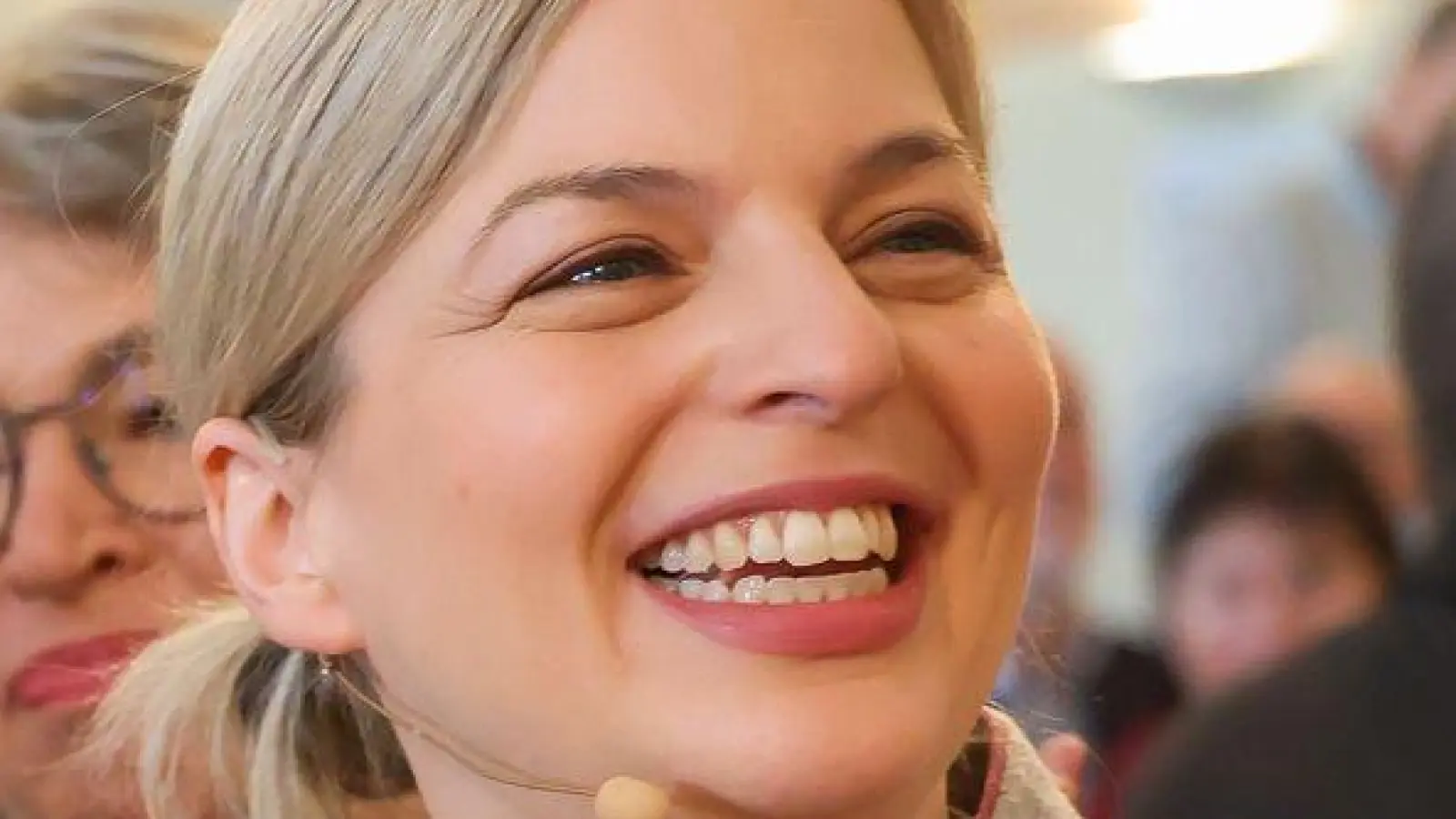 Katharina Schulze (Grüne) erschien beim politischen Aschermittwoch ihrer Partei gut gelaunt im Dirndl.  (Foto: Daniel Löb/dpa)