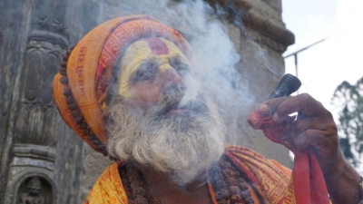 Ein Sadhu raucht Marihuana auf dem Gelände eines Tempels in Kathmandu. (Foto: Anne-Sophie Galli/dpa)