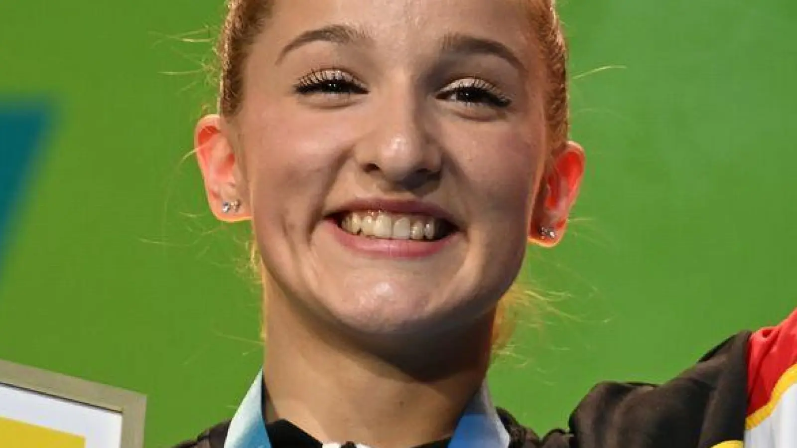 Karina Schönmaier jubelt über ihre Goldmedaille. (Foto: Marijan Murat/dpa)