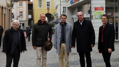 Sie arbeiten in Sachen Herrieder Tor zusammen: OB Thomas Deffner (2. von links) sowie Dr. Wolfgang Reddig, Patrick Pfliegel, Alexander Biernoth und Stefan Diezinger (von links) von den beteiligten Vereinen. (Foto: Oliver Herbst)