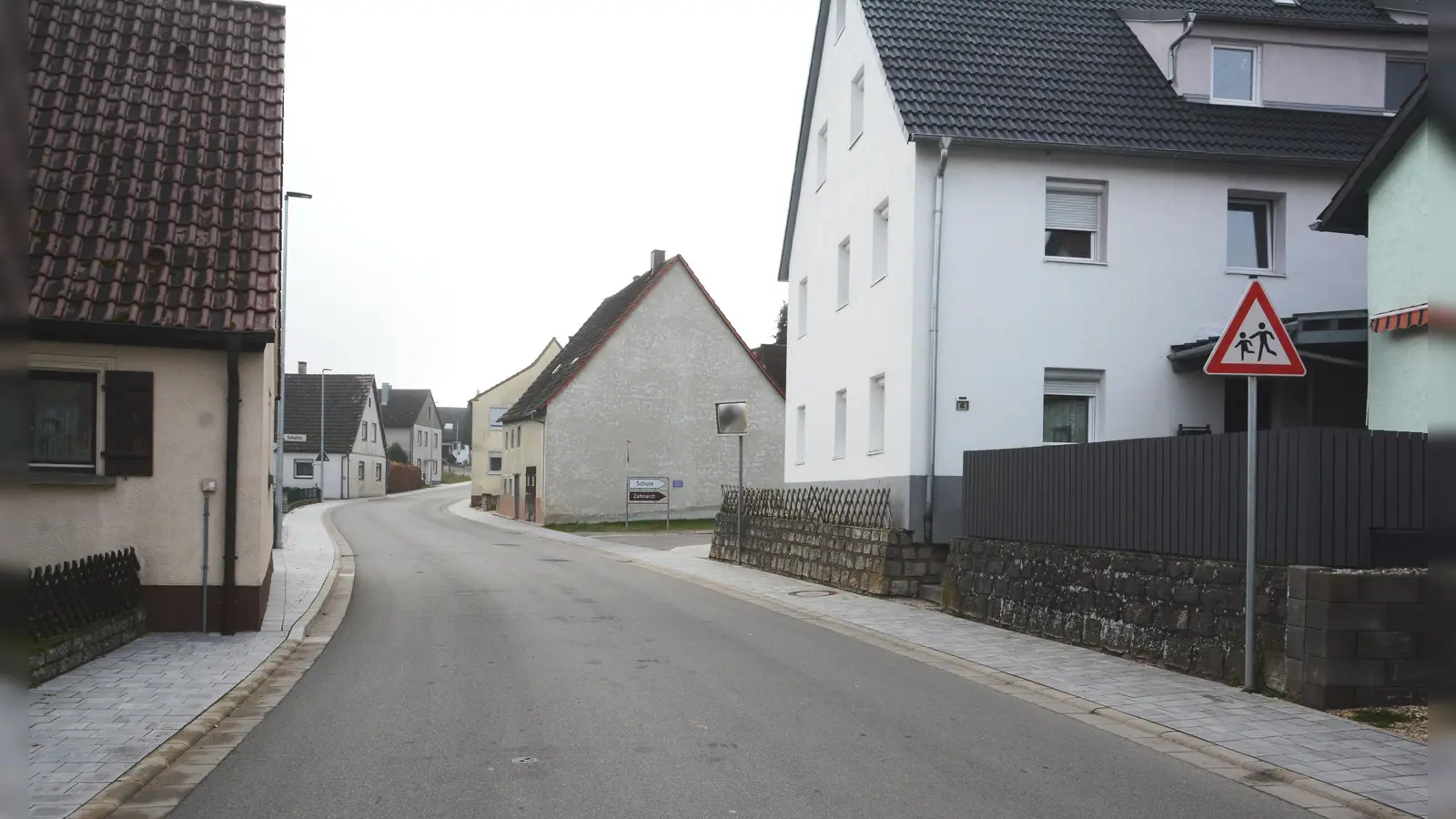 Für die Gardestraße wünscht sich der Gemeinderat an der Einmündung zur Straße in Richtung Schule eine Geschwindigkeitsbegrenzung auf 30 Stundenkilometer.  (Foto: Peter Tippl)