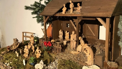 Maria und Josef knien im Stall vor dem Jesuskind, die Hirten und Engel sitzen im Moos davor: Die Krippe in der Jakobskirche ist aufwendig geschmückt. Sie ist Teil des Krippenwegs und kommt auch in dem neuen Buch von Herbert Dersch vor. (Foto: Pauline Held)