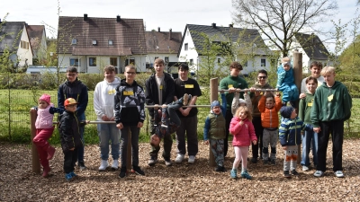 Neun Jungen der Neustädter Dietrich-Bonhoeffer-Realschule waren gestern im Rahmen des Boys’ Day im Kindergarten St. Marien in Emskirchen. Die Kinder waren von den Gästen ganz angetan. (Foto: Ute Niephaus)