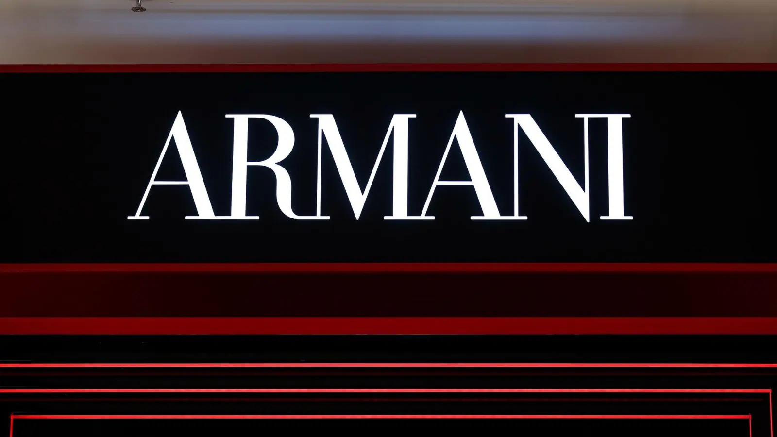 Die italienische Wettbewerbsbehörde hat Armani-Unternehmen zu einer Geldstrafe von 3,5 Millionen Euro verurteilt. (Symbolbild) (Foto: Gerald Matzka/dpa)