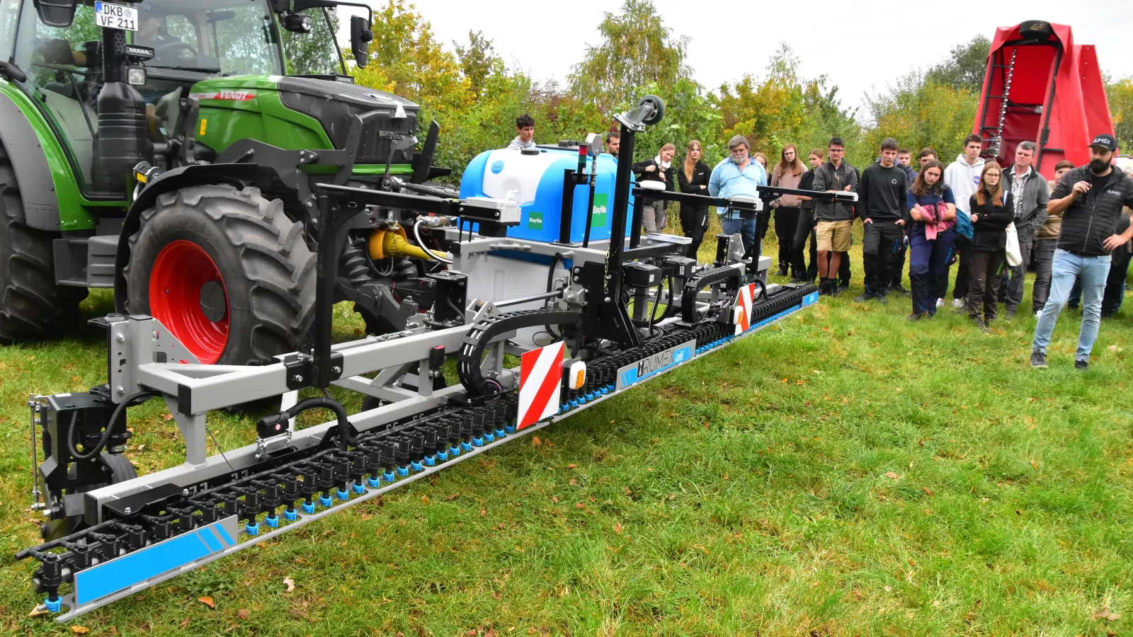 Modernste Technik kann einzelne Ampfer-Pflanzen erkennen und mit einem Herbizid besprühen. (Foto: Fritz Arnold)