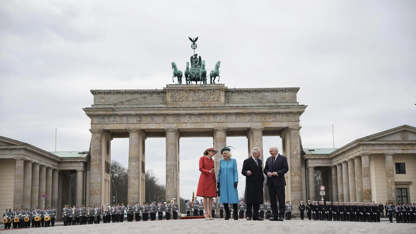 König Charles III. von Großbritannien (2.v.r) und Königsgemahlin Camilla (2.v.l) werden am Brandenburger Tor von Bundespräsident Frank-Walter Steinmeier und seiner Frau Elke Büdenbender mit militärischen Ehren begrüßt. (Foto: Michael Kappeler/dpa)