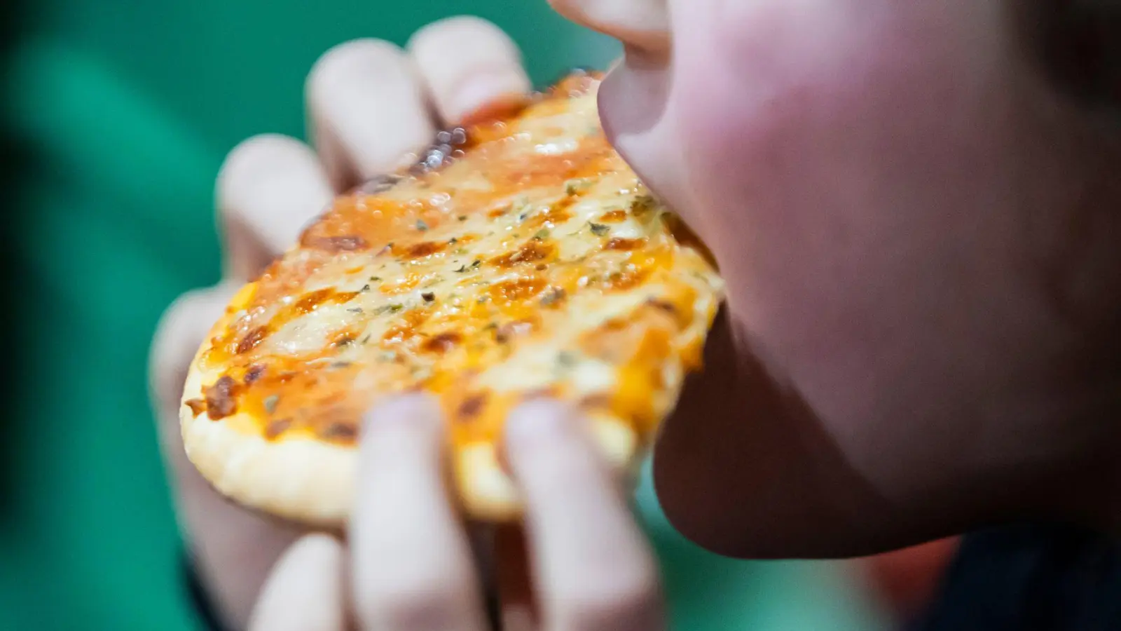 Es kommt auch auf die Menge an: Problematisch wird es, wenn die Tiefkühlpizza regelmäßig statt einem frisch gekochten Mittagessen auf den Tisch kommt. (Archivbild) (Foto: Christoph Soeder/dpa)