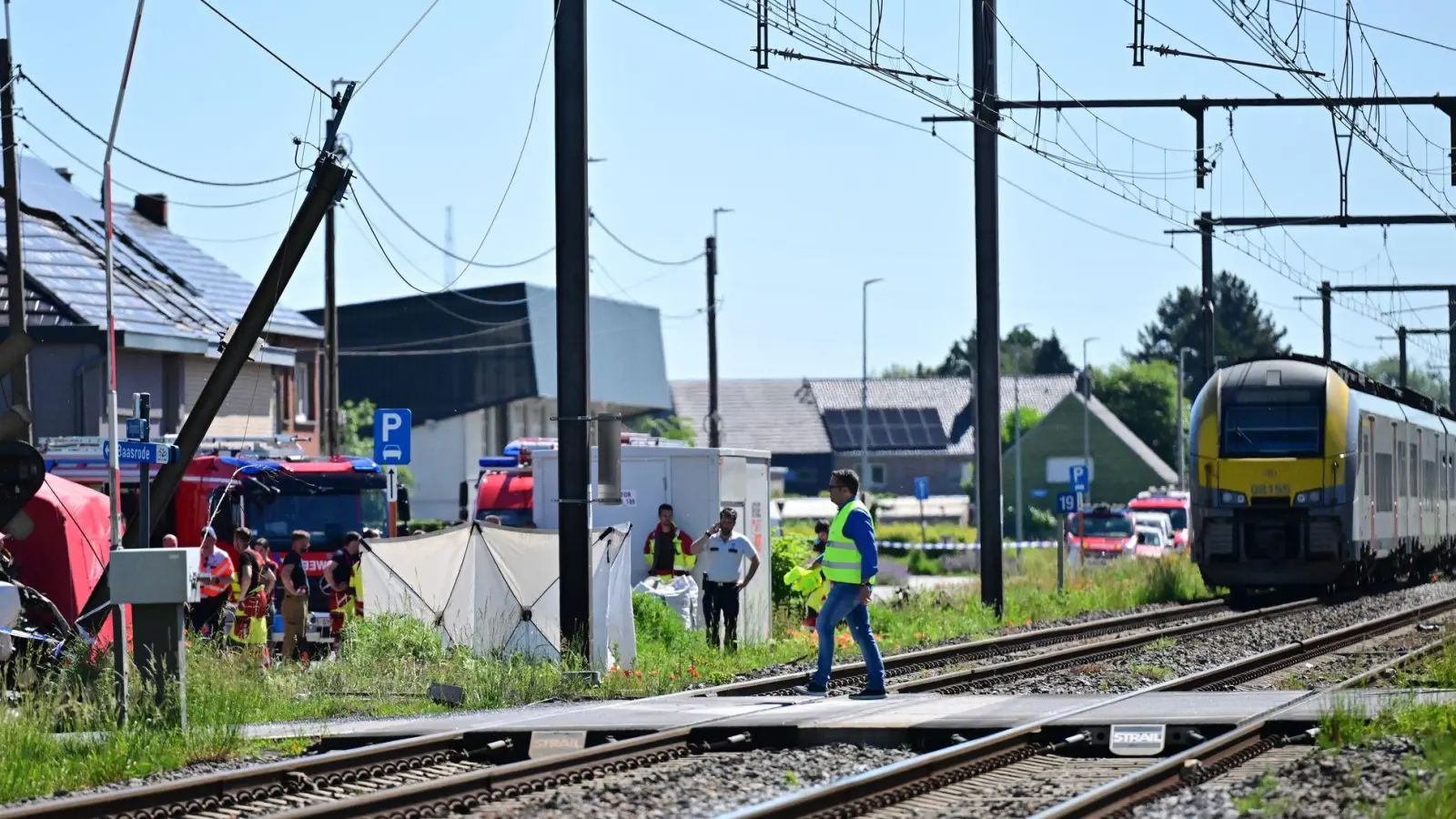 Der Unfall ereignet sich Medienberichten zufolge gegen 8.15 Uhr. (Foto: Dirk Waem/Belga/dpa)