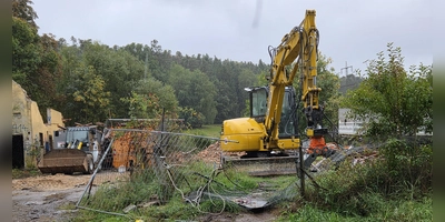 Am Montag wühlten sich Bagger durch das Gelände – von der Schanze soll nach den Abrissarbeiten nichts mehr übrig bleiben. (Foto: Rainer Weiskirchen)