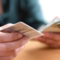 Online-Ausweis deaktiviert oder PIN vergessen? Ein kostenloser Rücksetzbrief lässt sich jetzt online bestellen. (Foto: Zacharie Scheurer/dpa-tmn)