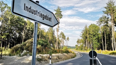 Von der Zubringerstraße zum geplanten Gewerbegebiet im Süden Dombühls wurden bereits mehrere Streckenabschnitte realisiert, etwa die Anbindung an die Kreisstraße AN4 (Foto). Bei der Bebauungsplanung unternimmt die Gemeinde jetzt einen neuen Anlauf. (Foto: Jürgen Binder)