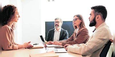 Gerade Berufseinsteiger sind vor dem ersten Vorstellungsgespräch oftmals sehr nervös. Eine umfassende Vorbereitung kann zur Selbstsicherheit beitragen und hinterlässt gleichzeitig einen guten ersten Eindruck beim Arbeitgeber. (Foto: Pexels)