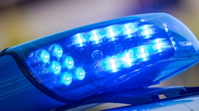 Die Polizei wurde nach dem Unfall durch einen Notruf alarmiert. (Symbolbild) (Foto: Lino Mirgeler/dpa)