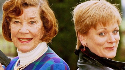 Lois Maxwell (l) und Samantha Bond haben beide „Miss Moneypenny“ gespielt. (Archivbild) (Foto: Richard Chambury/Globe Photos via ZUMA Wire/dpa)