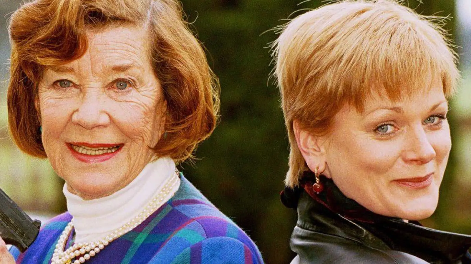 Lois Maxwell (l) und Samantha Bond haben beide „Miss Moneypenny“ gespielt. (Archivbild) (Foto: Richard Chambury/Globe Photos via ZUMA Wire/dpa)