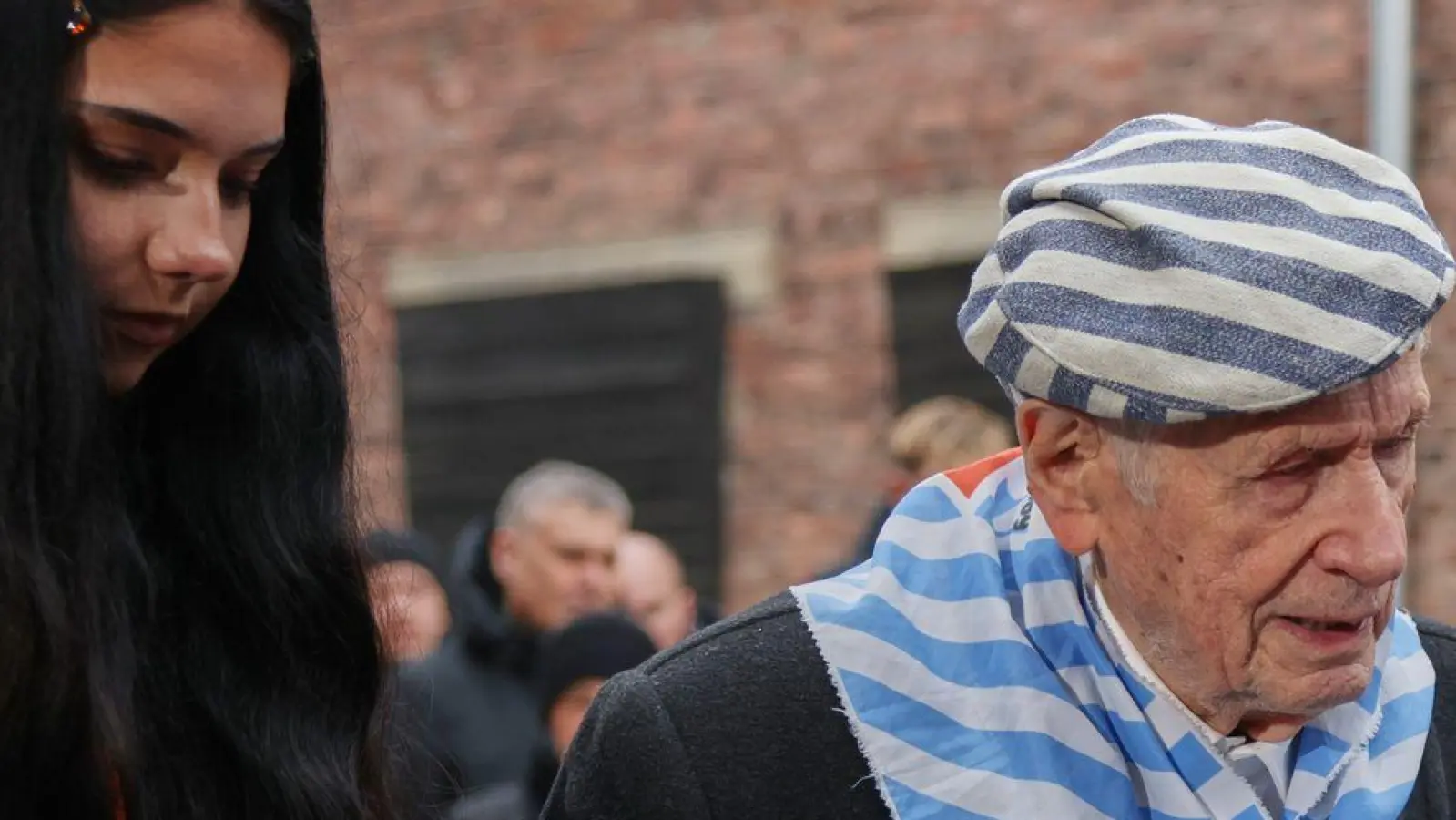 Der Holocaust-Überlebende Stanislaw Zalewski gedenkt mit anderen Überlebenden im früheren deutschen Konzentrations- und Vernichtungslagers Auschwitz der Opfer des NS-Terrors.  (Foto: Beata Zawrzel/AP/dpa)