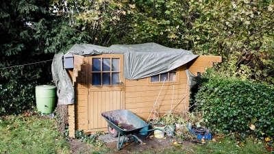 Manch eine Gartenhütte fällt heftigen Stürmen zum Opfer. Versicherungen übernehmen aber die Schäden unter bestimmten Voraussetzungen. (Foto: Frank Molter/dpa/dpa-tmn)