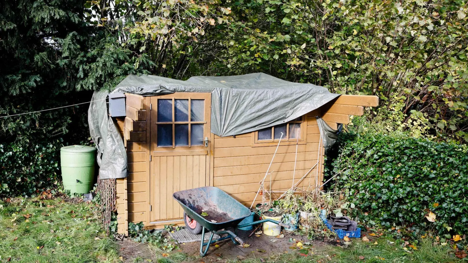 Manch eine Gartenhütte fällt heftigen Stürmen zum Opfer. Versicherungen übernehmen aber die Schäden unter bestimmten Voraussetzungen. (Foto: Frank Molter/dpa/dpa-tmn)