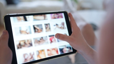 Im Landkreis Forchheim soll ein Mann pornografische Deepfakes von harmlosen Fotos von Frauen erstellt haben. Die Polizei ermittelt. (Symbolbild) (Foto: Marcus Brandt/dpa)