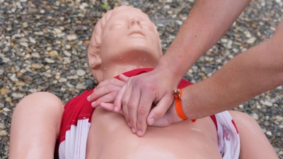 Mit der Herzdruckmassage kann bei einem Herz-Kreislauf-Stillstand das Leben der Betroffenen gerettet werden. (Symbolbild) (Foto: Soeren Stache/dpa)
