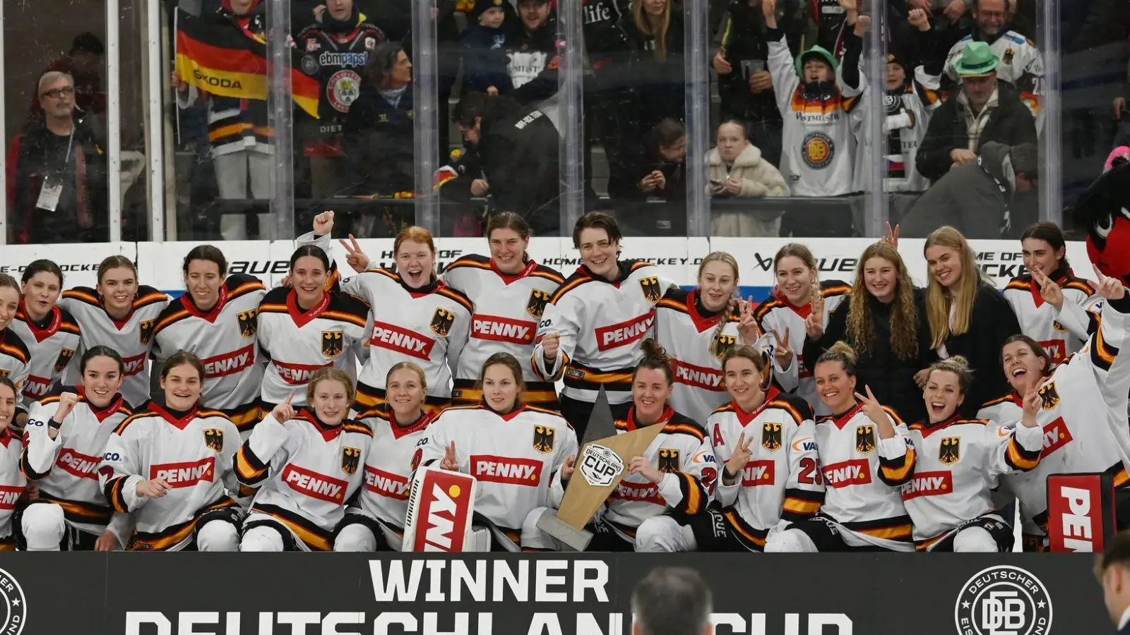Das Frauen-Nationalteam feiert erneut den Sieg beim Deutschland Cup (Foto: Markus Lenhardt/dpa)