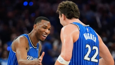 Franz Wagner (r) erzielte für die Orlando Magic als zweitbester Scorer 18 Punkte gegen die Charlotte Hornets. (Foto: John Raoux/AP/dpa)