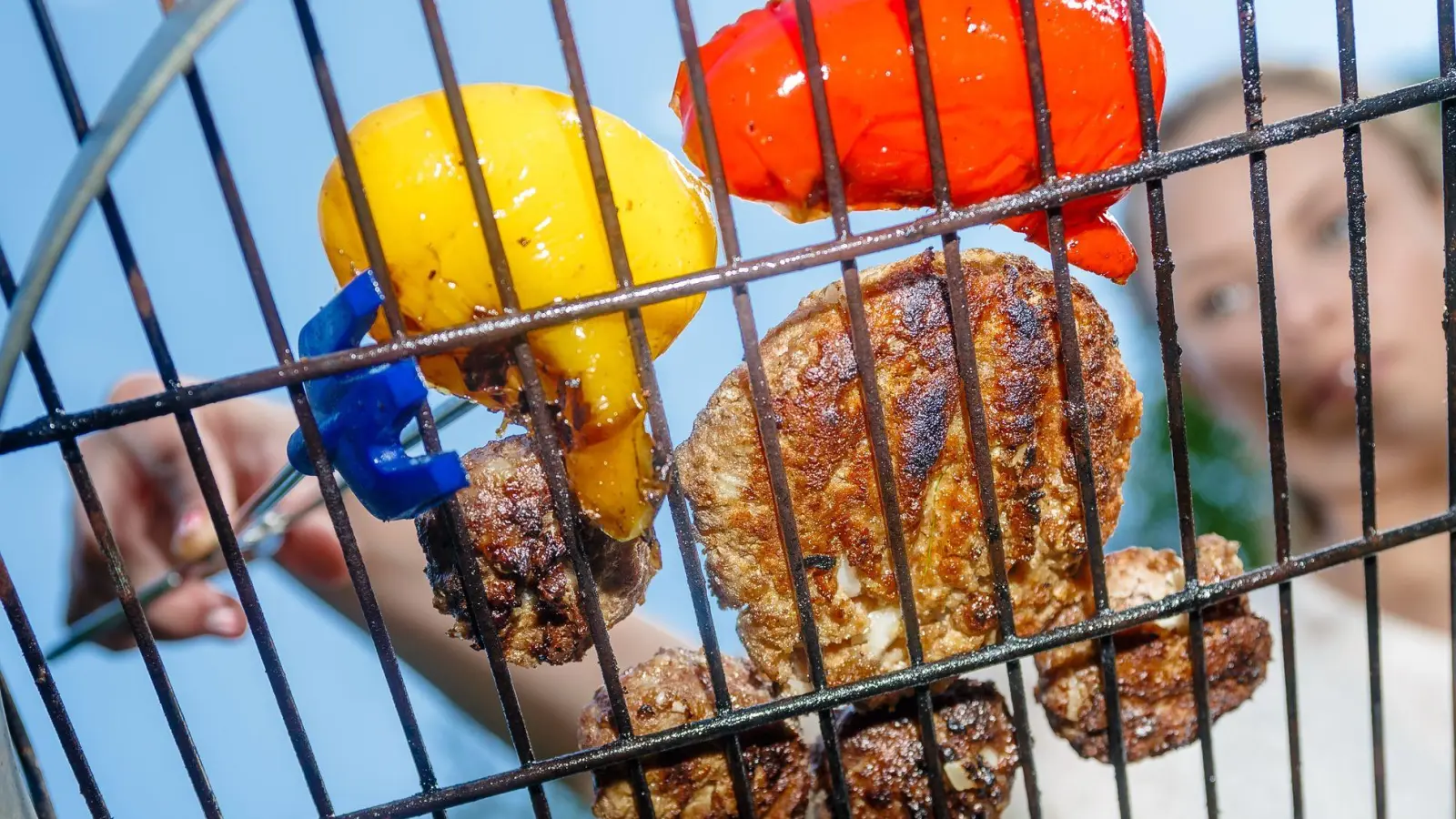 Wer vor dem Grillen den Rost mit etwas Speiseöl bestreicht, hat es beim Putzen anschließend leichter. (Foto: Markus Scholz/dpa-tmn)