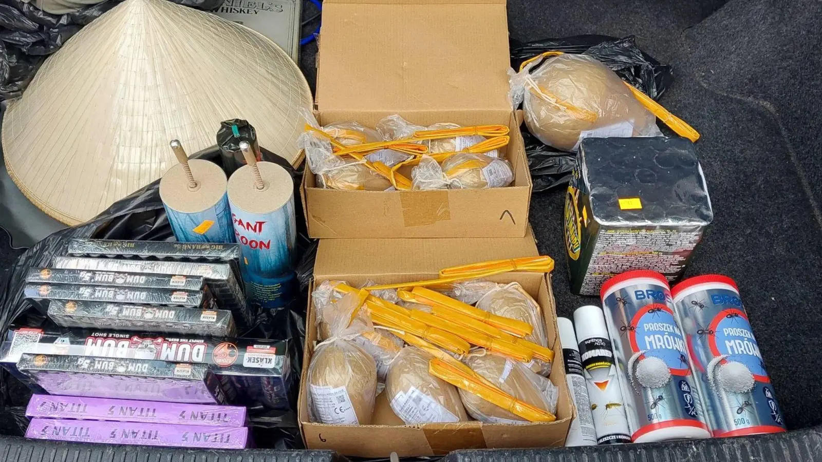 Die Bundespolizei hat zwei 19-Jährige mit illegalen Böllern aus Tschechien gestoppt.  (Foto: -/Bundespolizeiinspektion Selb /dpa)