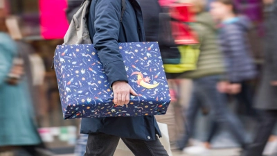 Ein üppiges Weihnachtgeld macht schenken leichter.   (Foto: Frank Rumpenhorst/dpa)