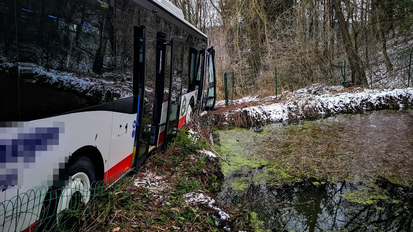 Der Bus rutschte direkt vor einem Weiher von der Straße. Er stand zwar schief, kippte aber nicht seitlich in das Wasser. (Foto: Jürgen Binder)