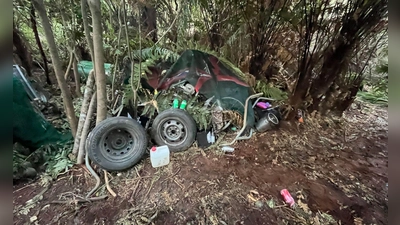 In dem Camp waren Autoreifen und ein Wasserkanister zu sehen. (Foto: NZ Police/dpa)