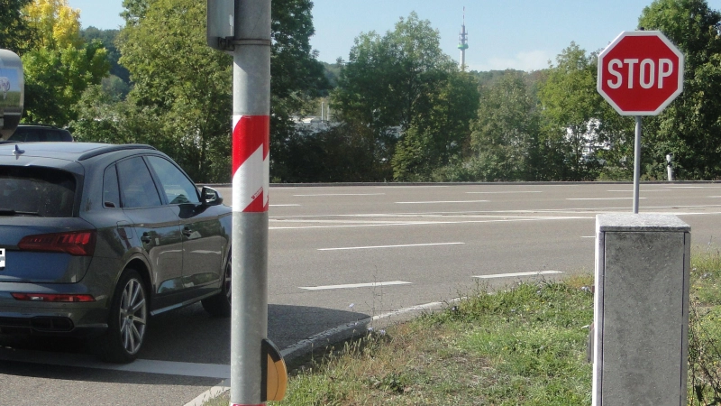An das Stoppschild müssen sich die Rechtsabbieger an der Kreuzung An der Eich erst gewöhnen (Foto: Winfried Vennemann)